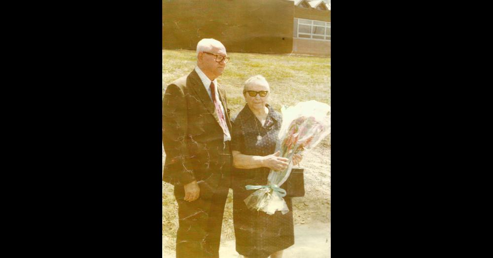 Rodolfo Halla (inmigrante checo) y María Koniar de Trnavsky (inmigrante eslovaca) padrino y madrina del Monumento a los Inmigrantes Checoslovacos que se encuentra instalado en Sierras Bayas el día de su inauguración el 11 de febrero de 1979