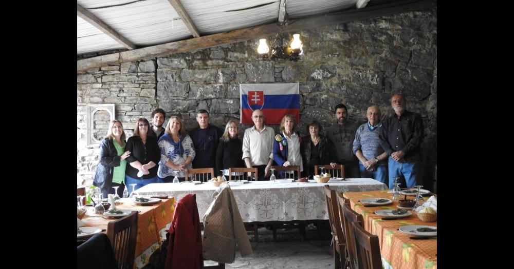 Integrantes de la actual colectividad eslovaca sierrabayense durante uno de sus periódicos encuentros en la localidad serrana (en la foto durante una visita del actual embajador de Eslovaquia en la Argentina Ratislav Hindicky a comienzos de 2022)