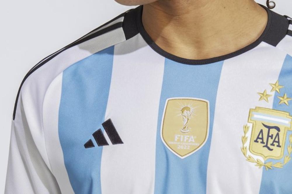 La camiseta de la Seleccioacuten argentina con las tres estrellas se agotoacute en pocas horas