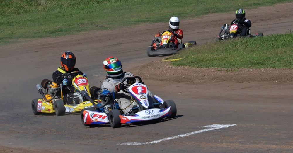 Maycol Pinelli por delante de Bautista Robbiani El campeón de Mster 150 festejó por primera vez con el Nº 1