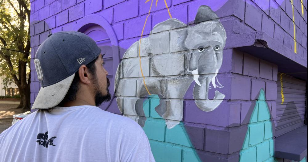 El artista Tapalqué Monster pintó junto con deportistas y socios del club