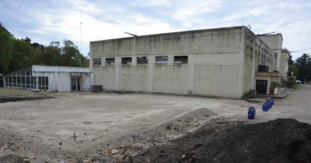 Empezaron con la construcción de la ampliación del Minigimnasio