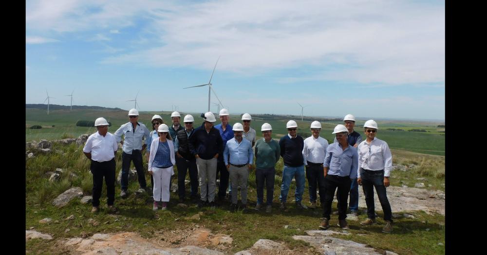 Los equipos de trabajo de YPF Luz y Cementos Avellaneda en el sector donde construir el Parque Eólico