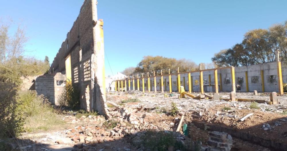 Vecinos del barrio Villa Aurora reclaman por el mal estado de galpones abandonados