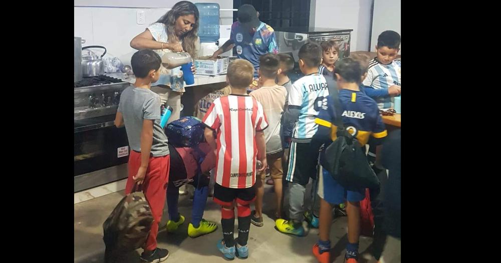 Escuelita de Fuacutetbol de Municipales- entre el juego y la contencioacuten social