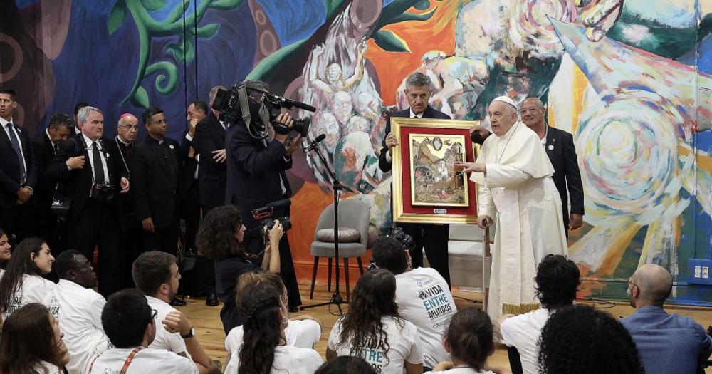 Francisco pintoacute en un mural de Scholas en Portugal para unir el mundo fiacutesico y el real