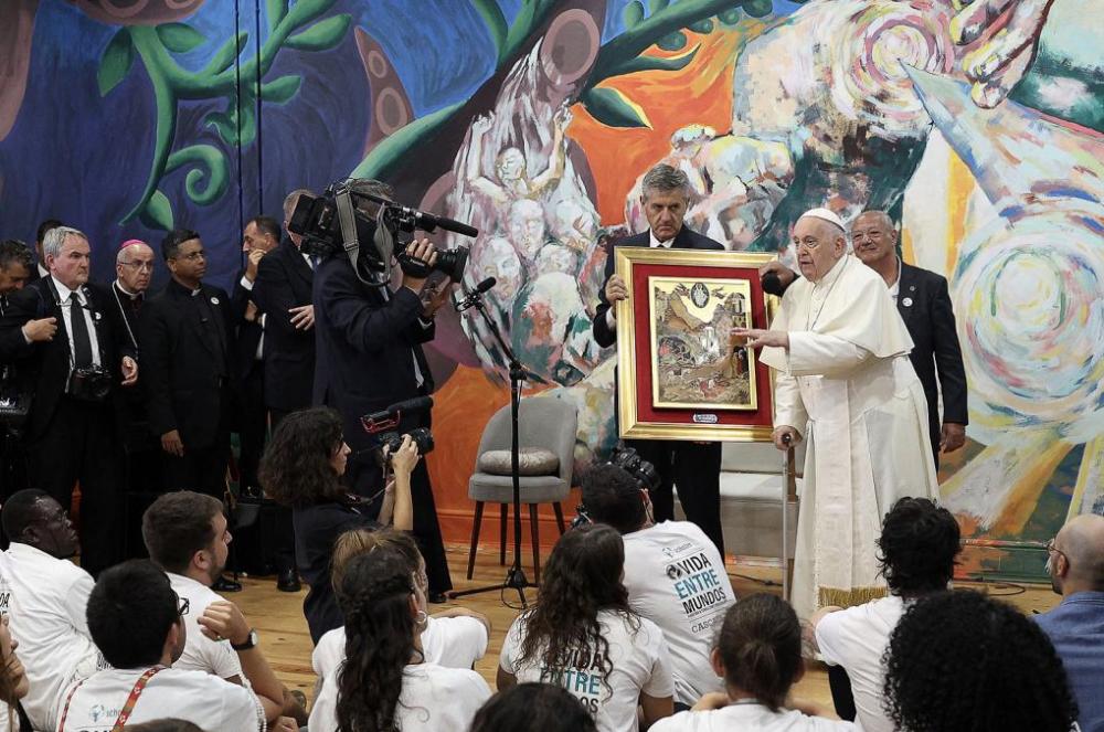 Francisco pintoacute en un mural de Scholas en Portugal para unir el mundo fiacutesico y el real