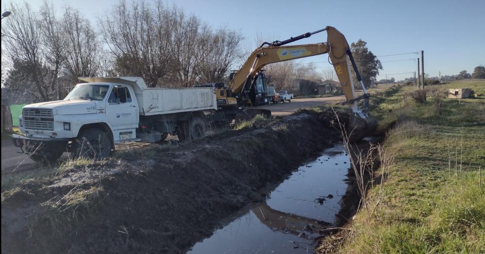 Trabajos de limpieza de canales en Hinojo