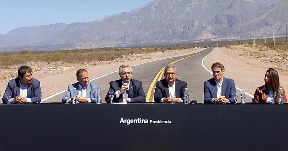 El Presidente sobre la obra de repavimentación inaugurada