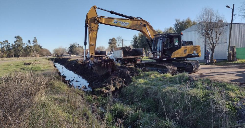 Trabajos de limpieza de canales en Hinojo