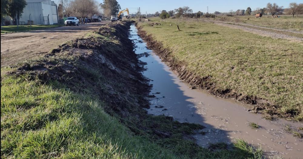 Trabajos de limpieza de canales en Hinojo