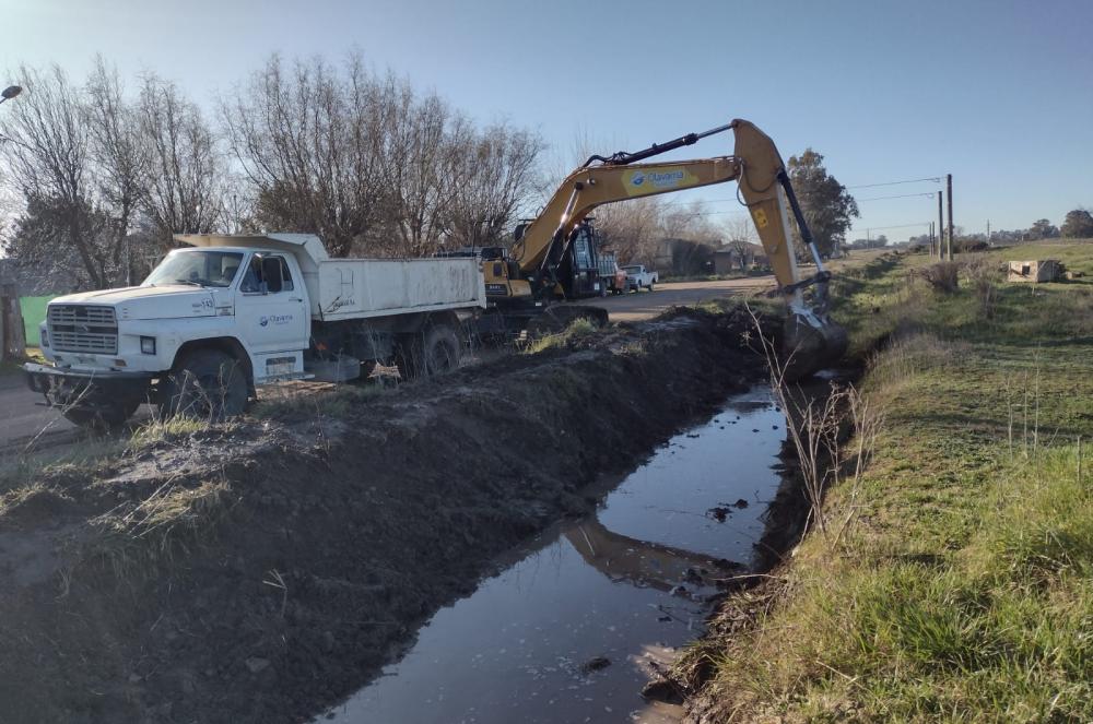 Trabajos de limpieza de canales en Hinojo